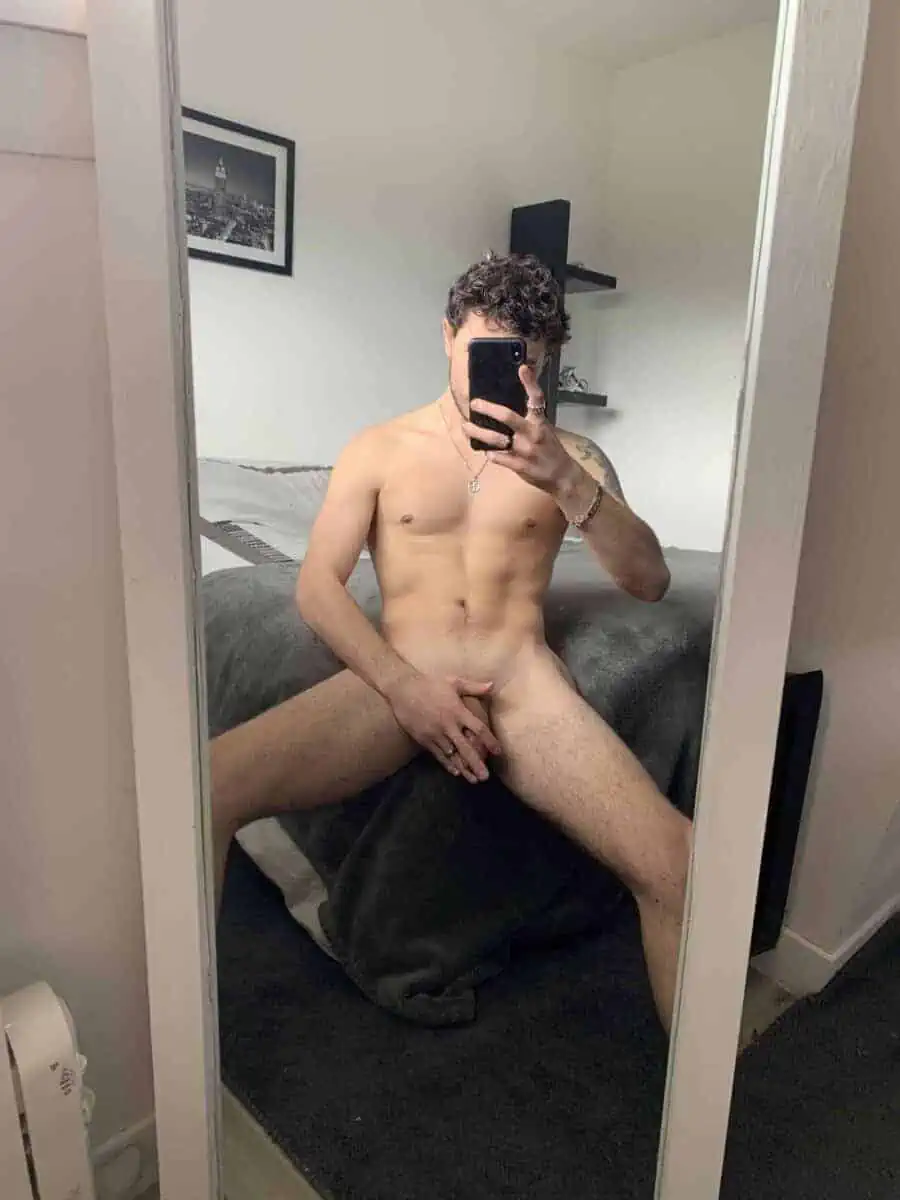 naughty guy does nudes
